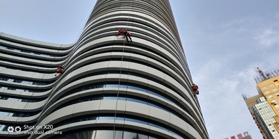 蘇寧廣場玻璃幕清洗